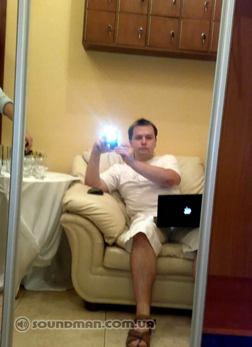 Алексей Малайный в гримерке с своим первым черным MacBook) 