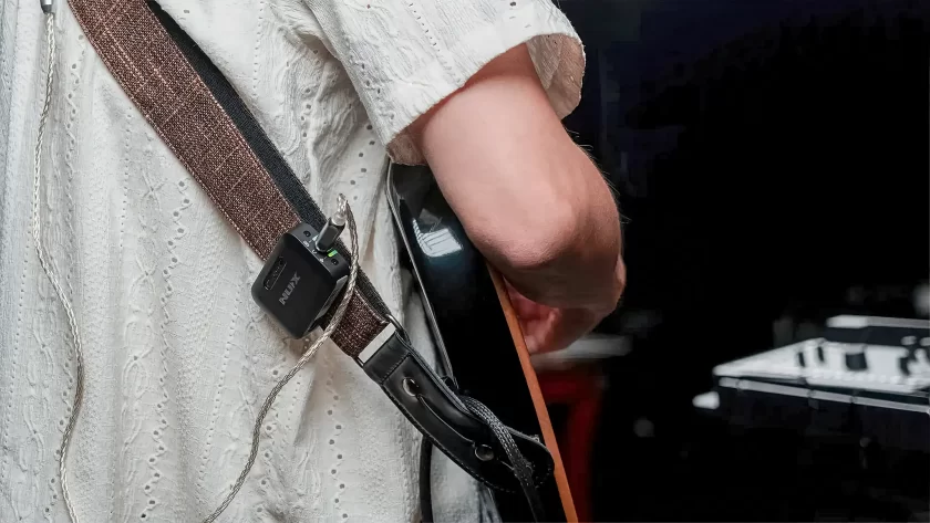 NUX B-7 PRO приймач і гітарист